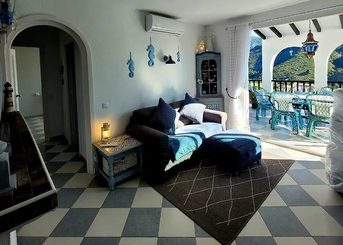 Benahavis Village Penthouse Apartment, 2 Bedrooms, Stunning Views, Swimming Pool !!