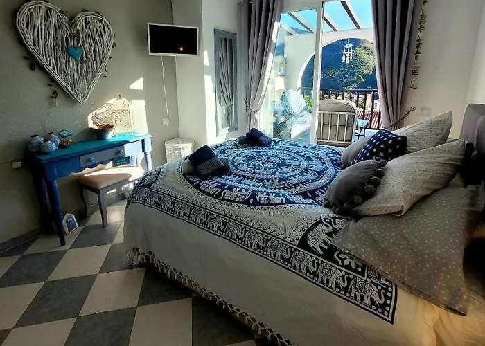Benahavis Village Penthouse Apartment, 2 Bedrooms, Stunning Views, Swimming Pool !!